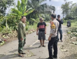 Polsek Baebunta dan Warga Desa Sassa Gotong Royong Buka Blokade Jalan Akibat Tawuran