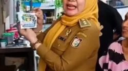 Lurah Gaddong Beri Stiker Penghargaan kepada Warga yang Tertib Pilah Sampah