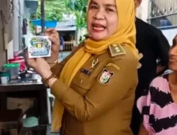 Lurah Gaddong Beri Stiker Penghargaan kepada Warga yang Tertib Pilah Sampah