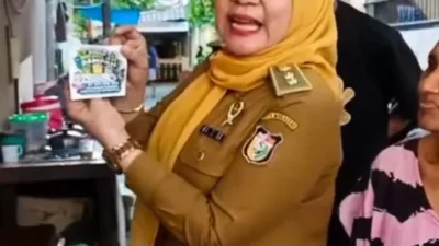 Lurah Gaddong Beri Stiker Penghargaan kepada Warga yang Tertib Pilah Sampah