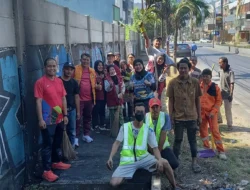 Lurah Gaddong Pimpin Kerja Bakti di Jl Gunung Latimojong Kota Makassar
