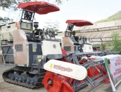 Kementan Serahkan 2 Unit Combine Harvester untuk Petani Luwu